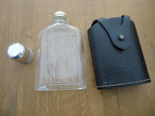 Mooie zakflacon glas in lederen etui + metalen drinkbeker, Antiek en Kunst, Curiosa en Brocante, Ophalen of Verzenden