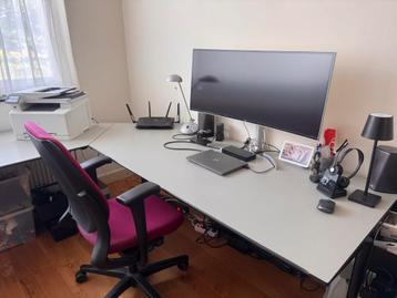 Ahrend Mehes hoekbureau beschikbaar voor biedingen