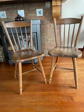 Twee houten stoelen beschikbaar voor biedingen