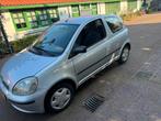 Toyota Yaris 1.3 16V 3DR AUT 2002 Grijs, Auto's, Toyota, 1299 cc, 15 km/l, 4 cilinders, 400 kg