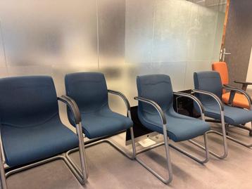 Blauwe stoel, eenvoudig voor op kantoor beschikbaar voor biedingen