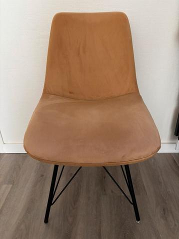 2 yellow chairs beschikbaar voor biedingen