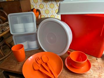 Vintage Oranje Koelbox Picknickmand met Servies beschikbaar voor biedingen