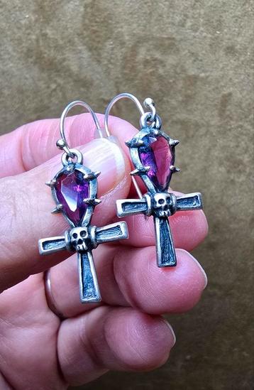 Zilveren oorbellen met klein doodskopje beschikbaar voor biedingen