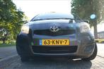 Toyota Yaris 1.0 12V Vvt-i 5DR Terra 2010 Grijs, Auto's, Voorwielaandrijving, 40 €/maand, 750 kg, Handgeschakeld