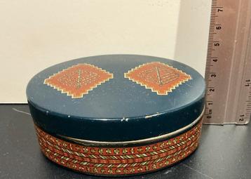 Vintage Ovaal Blikje. Blauw met Rode Rand Versiering. beschikbaar voor biedingen