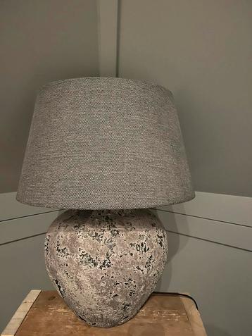 grote kruiklamp Brynxz met grijze kap beschikbaar voor biedingen