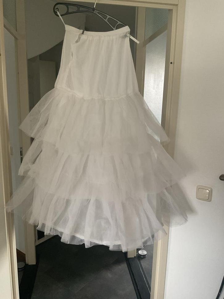 Hoepelrok maat 38 met tule stroken, Kleding | Dames, Trouwkleding en Trouwaccessoires, Accessoires, Wit, Ophalen