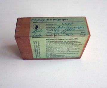 BOEKBINDGEREEDSCHAP letterset, naaibank, 3 vellen leer beschikbaar voor biedingen