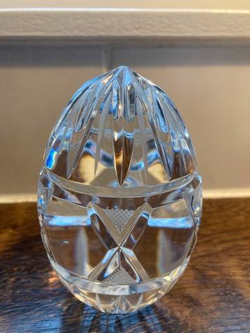 Mooie zware kristal bewerkte presse-papier 947 gram beschikbaar voor biedingen