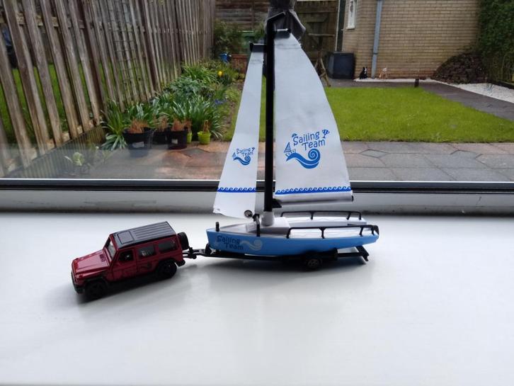 Mercedes-Benz AMG G65 + aanhanger + zeilboot Siku, Hobby en Vrije tijd, Modelauto's | Overige schalen, Zo goed als nieuw, Auto