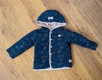 Stoffen jasje met knoopjes en capuchon. Maat 74., Kinderen en Baby's, Babykleding | Maat 74, Jasje, Meisje, Gebruikt, Ophalen of Verzenden