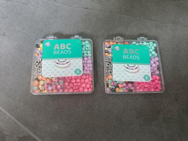 Twee bakjes letterkralen, Hobby en Vrije tijd, Kralen en Sieraden maken, Zo goed als nieuw, Kraal, Ophalen of Verzenden