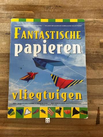 Fantastische papieren vliegtuigen  beschikbaar voor biedingen