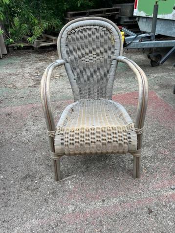 30 terrasstoelen (kunstriet) beschikbaar voor biedingen