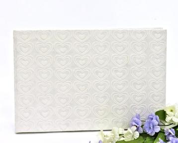 Gastenboek met mooie hartjes print. beschikbaar voor biedingen