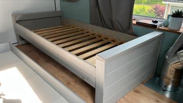 Woood bed met lade betongrijs