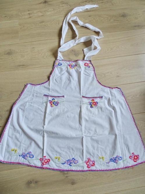 Vintage geborduurd schort van katoen, Huis en Inrichting, Keuken | Textiel, Gebruikt, Schort, Wit, Ophalen of Verzenden
