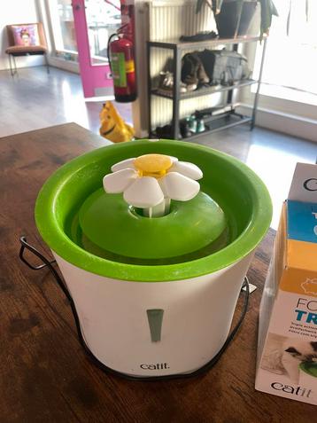 Drinkfontein in bloemvorm voor kat inc. 4 filters beschikbaar voor biedingen
