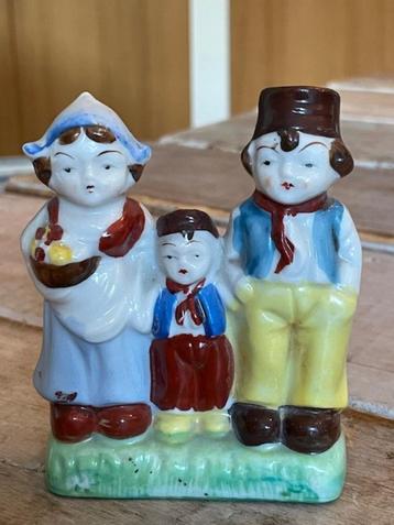 Vintage beeld porselein. Na-oorlogs Japan. Boer boerin kind beschikbaar voor biedingen