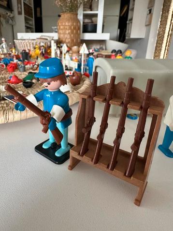 Vintage Playmobil soldaat met rek Geweren beschikbaar voor biedingen