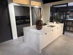Keuken met brug eiland Grijs met houtlook, Ophalen, Nieuw, Dubbelwandige keuken, Met kookeiland