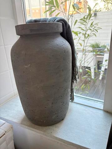 Grote aardewerken pot grijs beschikbaar voor biedingen