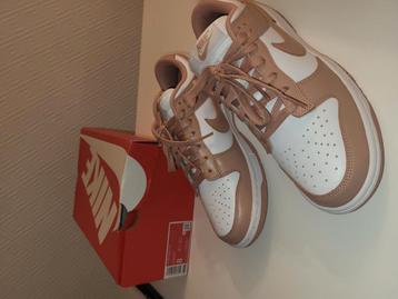 Nike dunk low white/rose whisper, Maat 39 beschikbaar voor biedingen