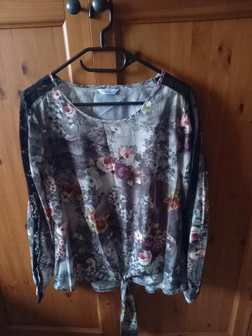 Grijze blouse met bloemen en kanten rand nieuw 42 beschikbaar voor biedingen