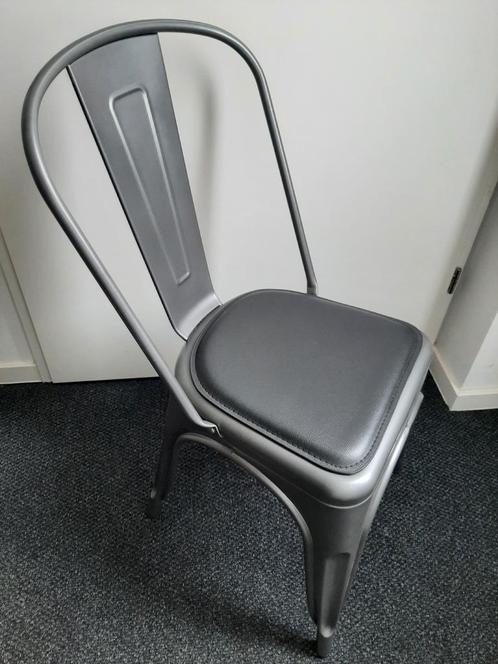 Set 4 Eetkamer stoelen Tolix style incl kussens (Mat grijs), Huis en Inrichting, Stoelen, Zo goed als nieuw, Vier, Metaal, Overige materialen