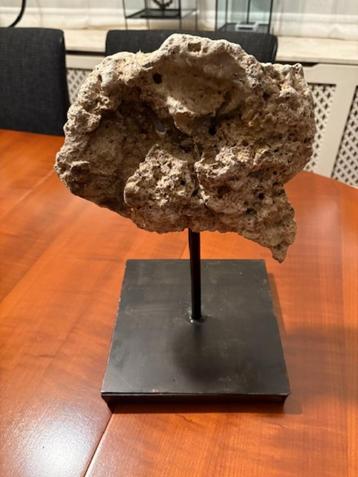 Ornament op voet beschikbaar voor biedingen