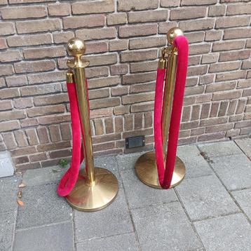 Zo goed als nieuw 2 gouden afzetpaal entree met rode koord beschikbaar voor biedingen