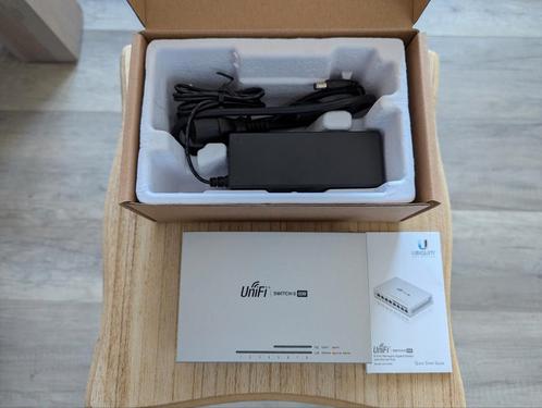Ubiquiti Unifi US8-60W 8-poort switch, Computers en Software, Netwerk switches, Zo goed als nieuw, Ophalen of Verzenden