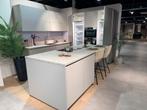 Showroom keuken Zand kleur keuken compleet greeploos, Huis en Inrichting, Keuken | Complete keukens, Ophalen, Nieuw, Greeploos
