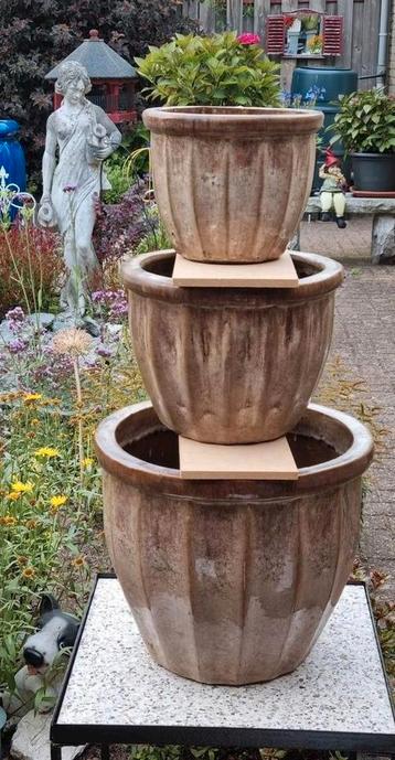 Set van  3  zware  bloempotten  beschikbaar voor biedingen