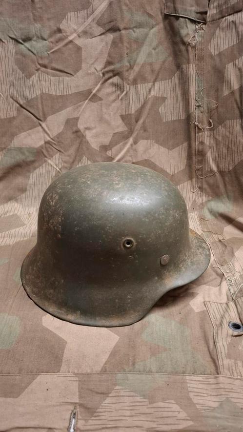 WO2 Duitse M42 helm met camo resten, Verzamelen, Militaria | Tweede Wereldoorlog, Landmacht, Helm of Baret, Duitsland, Ophalen of Verzenden