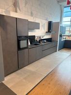 Showroomkeuken 490cm met Etna apparatuur - Zelf demonteren!, Ophalen, Enkelwandige keuken, Zo goed als nieuw, Grijs