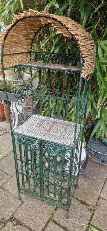 Mooi smeedijzeren sier wijnrek+plateaus van rotan *brocante beschikbaar voor biedingen