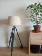 Mooie vloerlamp met driepoot, Huis en Inrichting, Lampen | Vloerlampen, Ophalen, Zo goed als nieuw, 150 tot 200 cm