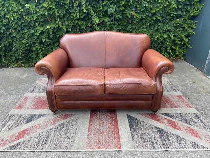 Laura Ashley bruin generfde leren 2- zits bank !!!, Huis en Inrichting, Banken | Bankstellen, Gebruikt, Rechte bank, Tweepersoons