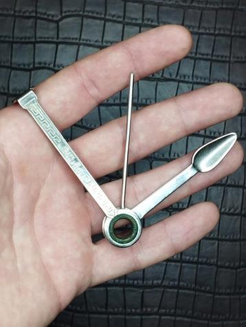 gereedschap voor het schoonmaken van rookpijpen beschikbaar voor biedingen