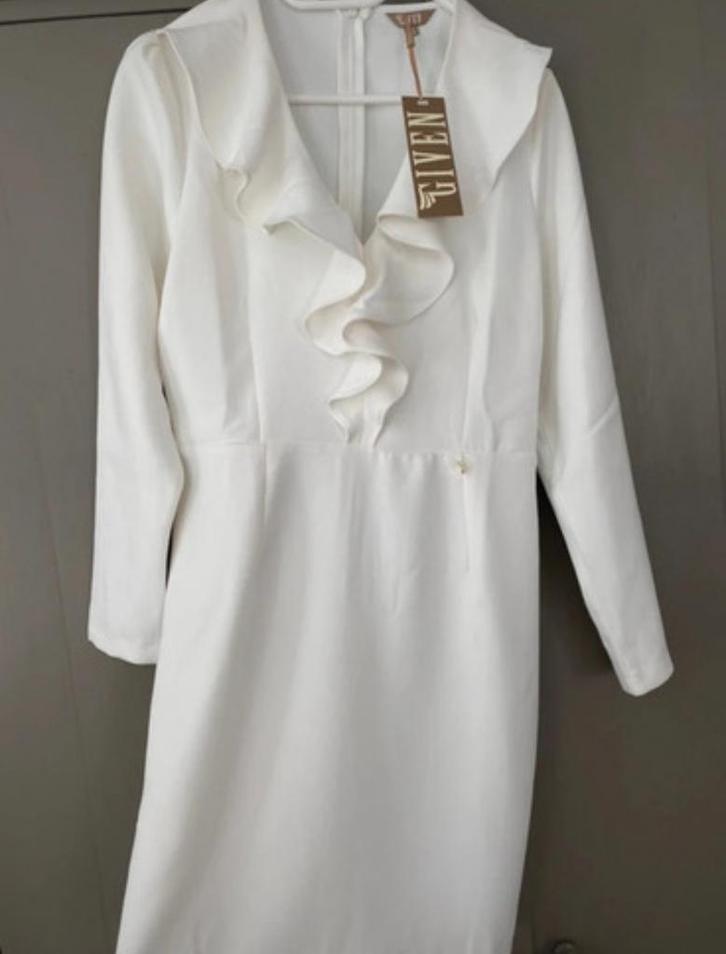 Nieuwe Given jurk met volant en V-hals, mt L, Kleding | Dames, Jurken, Nieuw, Maat 42/44 (L), Wit, Knielengte, Ophalen of Verzenden