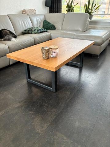 Massief eiken salontafel met zwarte U-poten beschikbaar voor biedingen