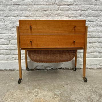 Vintage naaikastje op pootjes en wieltjes - 2 lades + mand  beschikbaar voor biedingen