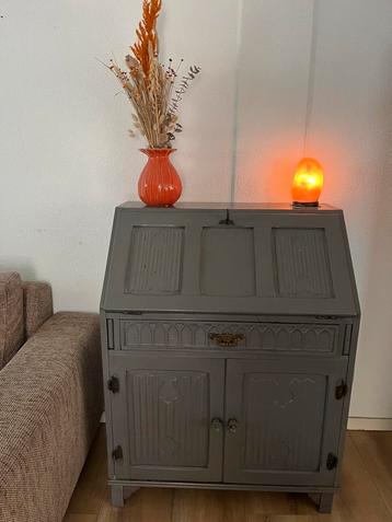 Secretaire met prachtig houtsnijwerk, klein en smal model. beschikbaar voor biedingen