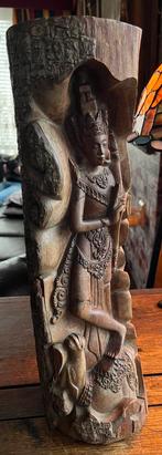 Stilistisch uitgesneden indonesisch beeld met boomschors, Ophalen of Verzenden