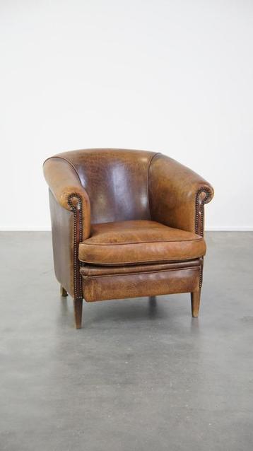Schapenleren clubfauteuil met een luxe, rustieke uitstraling beschikbaar voor biedingen