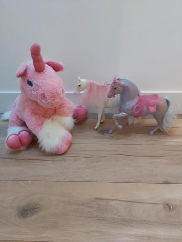Groote eenhoorn knuffel + 2 barbie paarden  beschikbaar voor biedingen