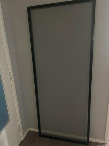 Hor voor raam met groen frame beschikbaar voor biedingen
