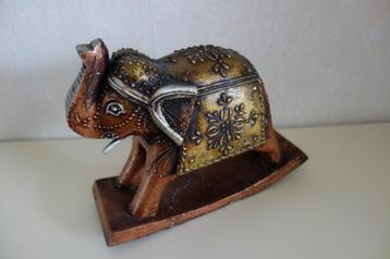 Olifant beschikbaar voor biedingen